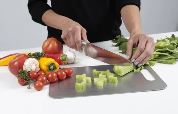 Chopping celery on the Vanotium cutting board